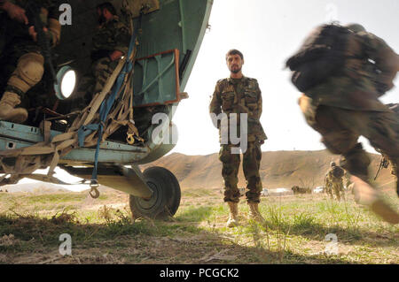 KABUL, Afghanistan - Afghanistan Commandos dal sesto Commando Kandak pratiche tecniche di infiltrazione utilizzando l esercito nazionale afgano Air Corps Mi-17 elicottero il 1 aprile 2010 a Camp Morehead nelle regioni esterne di Kabul. La formazione era in preparazione per la futura air assault missioni necessarie al fine di interrompere l'attività di insorti e portare stabilità per la popolazione e per la regione. (US Navy Foto Stock