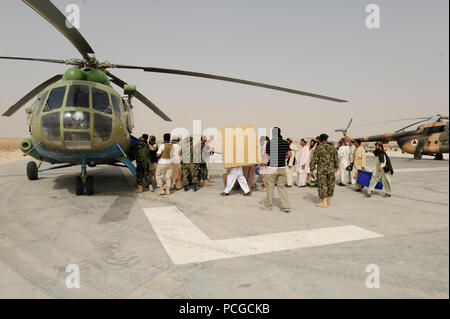 Provincia di ZABUL, Afghanistan (sett. 15, 2010) - elezioni afghane funzionari imbarcarsi e caricare un MI-17 elicottero con schede portatili e cabine di voto. La Kandahar Air Wing basato a Kandahar Airfield è in grado di fornire schede elettorali e il trasporto di elezione dei funzionari di posizioni che sono troppo pericolose o remote per il trasporto a terra in giorni prima delle elezioni parlamentari sett. 18. Foto Stock