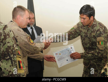 KABUL, Afghanistan - nov. 29, 17 membri della Afghan Air Force e nazione afgana esercito, entrambi officer e arruolato, diplomato presso il corso di estinzione a Pohantoon-e Hawayee, La Afghan Air Force 'Big Air School', a Kabul, Afghanistan. Foto Stock