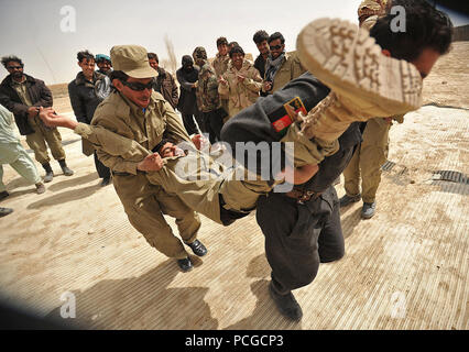 Afghan Polizia Locale reclute esercitarsi in diversi modi per estrarre un ferito membro del team durante una lotta contro la classe medica in quartiere Nawbahar, provincia di Zabul, Afghanistan, Marzo 18. La classe è parte di tre settimane di corso che insegna ALP candidati base procedure di polizia, armi di manipolazione e altre competenze necessarie per proteggere e difendere i cittadini afghani. Foto Stock