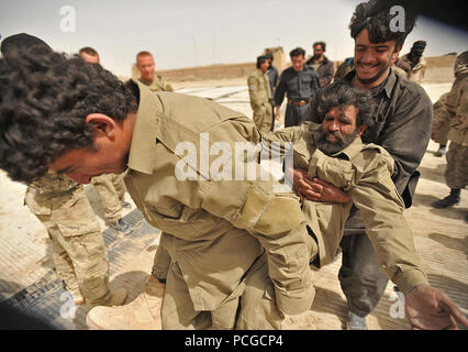 Afghan Polizia Locale reclute esercitarsi in diversi modi per estrarre un ferito membro del team durante una lotta contro la classe medica in quartiere Nawbahar, provincia di Zabul, Afghanistan, Marzo 18. La classe è parte di tre settimane di corso che insegna ALP candidati base procedure di polizia, armi di manipolazione e altre competenze necessarie per proteggere e difendere i cittadini afghani. Foto Stock