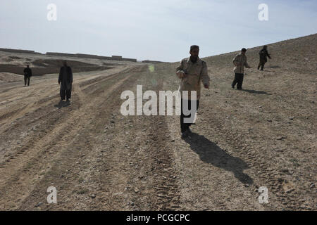 Afghan Polizia Locale candidati pratica movimenti Patrol durante un corso di ALP nel quartiere Latif, provincia di Ghazni, Afghanistan, Marzo 29. Il corso è di tre settimane di programma che insegna ALP candidati base procedure di polizia, armi di manipolazione e altre competenze necessarie per proteggere e difendere i cittadini afghani. Foto Stock