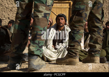 L Esercito nazionale afgano forze speciali discutere le tecniche di ricerca con afgano Polizia Locale candidati durante una classe nel quartiere Kajran, Daykundi provincia, Afghanistan, Gen 7. L Esercito nazionale afgano forze speciali militari è servito come istruttori per le tre settimane di corso base di copertura il pattugliamento, armi di manipolazione e altre competenze necessarie per proteggere e difendere i cittadini afghani e mantenere la stabilità nella regione. Foto Stock