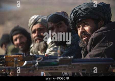 Afghan Polizia Locale candidati ascoltare l esercito nazionale afghano delle forze speciali militari discutere di precisione di tiro tecniche durante una classe nel quartiere Kajran, Daykundi provincia, Afghanistan, 8 gennaio. La classe è parte di tre settimane di corso di formazione che descrive le principali procedure di polizia, armi di manipolazione e altre competenze necessarie per proteggere e difendere i cittadini afghani e garantire la stabilità nella regione. Foto Stock