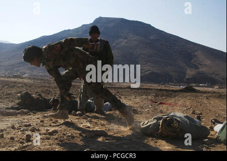 Un esercito nazionale afghano delle forze speciali soldato afgano mostra la polizia locale candidati come muoversi per la sicurezza se la ricerca di un sospetto che rivela un dispositivo esplosivo durante una classe nel quartiere Kajran, Daykundi provincia, Afghanistan, 10 gennaio. ANASF servono come istruttori per le tre settimane di corso che descrive le principali procedure di polizia, armi di manipolazione e altre competenze necessarie per proteggere e difendere i cittadini afghani e mantenere la stabilità nella regione. Foto Stock