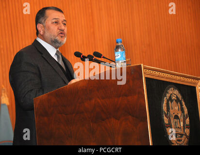 KABUL, Afghanistan (21 gennaio 2012) - Afghanistan Il Ministro degli Interni Bismillah Khan Mohammadi si congratula con la polizia nazionale afgana laureati presso il funzionario di polizia scuola del candidato a Sivas, Turchia durante una cerimonia per onorare i propri successi presso la sede di MoI. Cadetti da tutta l Afghanistan ha frequentato il corso di sei mesi a Sivas per saperne di avanzate competenze di polizia e a sviluppare la loro professionalità e il potenziale di leadership. Stati Uniti Navy Foto Stock