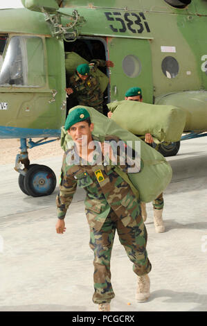 Provincia di ZABUL, Afghanistan (sett. 15, 2010) - nazione afgana esercito (ANA) i soldati sbarcare un MI-17 elicottero in Qalat, Afghanistan. Inoltre per la fornitura di schede elettorali e il trasporto di elezione dei funzionari di posizioni che sono troppo pericolose o remote per il trasporto a terra in giorni prima delle elezioni, il Kandahar Air Wing è anche il trasporto di ANA soldati che fornisce la protezione dai ribelli che cercano di interferire come gli afgani esercitare il loro diritto democratico al voto. Foto Stock