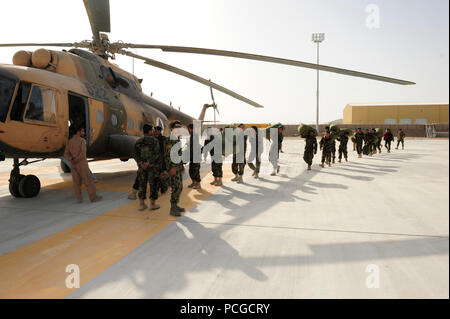 KANDAHAR AIRFIELD, Afghanistan (sett. 15, 2010) - nazione afgana esercito (ANA) i soldati imbarcati un MI-17 elicottero a Kandahar Airfield, Afghanistan. Inoltre per la fornitura di schede elettorali e il trasporto di elezione dei funzionari di posizioni che sono troppo pericolose o remote per il trasporto a terra in giorni prima delle elezioni, il Kandahar Air Wing è anche il trasporto di ANA soldati che fornisce la protezione dai ribelli che cercano di interferire come gli afgani esercitare il loro diritto democratico al voto. Foto Stock