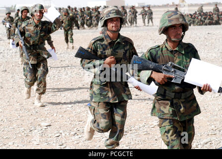 Provincia di Kandahar, Afghanistan (10 luglio 2010) - esercito nazionale afghano reclute capo alla linea di cottura sulla piccola gamma di armi a livello regionale militare Centro di formazione. Le reclute di trascorrere una settimana sulla gamma di imparare a fuoco di armi della NATO con le istruzioni dalla NATO per la formazione di consulenti Mission-Afghanistan. Stati Uniti Navy Foto Stock