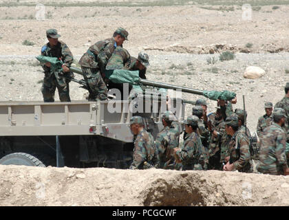 (Kabul, Afghanistan) esercito nazionale afghano tirocinanti carico due Russain Recoiless Fucili a canna rigata (SPG-9) nel letto di un autocarro dopo il completamento di un'esercitazione a fuoco a Kabul militare Centro di formazione. Afghanistan continua a crescere il loro esercito attraverso la formazione di qualità. Foto Stock