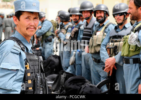 KABUL, Afghanistan (17 aprile 2010) - una nazionale afghano di ordine civile di polizia (ANCOP) Non-Commissioned Officer, sinistra, prepara i membri dell'elite force per un personale e ispezione ingranaggio. Brig. Gen. Anne Macdonald, vice comandante General-Police Sviluppo, NATO Training Mission - Afghanistan, ed afghane Il Mag. Gen. Sharif, Comandante ANCOP, riesaminato i membri della forza a un impianto di Kabul. Macdonald e Sharif ispezionati gli ufficiali e i loro attrezzi che si preparano per le operazioni in Afghanistan. (US Navy Foto Stock