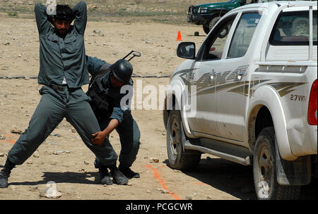 KABUL, Afghanistan (20 aprile 2010) - una nazionale afghano di ordine civile di polizia (ANCOP), Non-Commissioned Officer, controlli di un pilota che è stato "preso in custodia" per armi, durante il controllo del traffico di formazione del punto in corrispondenza di un impianto di Kabul. I membri dell'élite forza di polizia ha ricevuto una formazione nel controllo del traffico e ingranaggio di comunicazioni che si preparano per le operazioni in Afghanistan. (US Navy Foto Stock