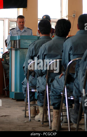 La polizia tedesca Project Team mentor ospitare una cerimonia di laurea per 63 recentemente commissionato nazionale afghano di funzionari di polizia presso il Camp Shaheen, 7 ottobre. La polizia tedesca e Delta Company, 2° Battaglione, Ventiduesimo reggimento di fanteria, dal decimo Montagna divisione del primo combattimento vigili del Team, 'Triple Deuce' le guide invitano i candidati di ANP nel corso di sei settimane su argomenti che spaziano dalla costituzione afghana, leggi sul traffico di armi e di sistemi per le modalità di svolgimento di ricerche, promuovere la creazione di un team all'interno di una unità e al mantenimento della forma fisica standard. Le guide sono aiutare il governo afghano in sede, Foto Stock