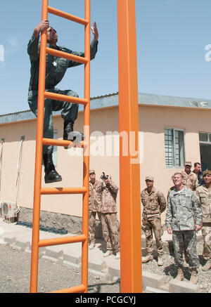 Provincia di Logar, Afghanistan (9 aprile 2010) - USA Esercito gen. Stanley McChrystal A., comandante della NATO la Forza internazionale di assistenza alla sicurezza e degli Stati Uniti Forces-Afghanistan osserva un cadet presso la polizia nazionale afgana Academy training facility salire un ostacolo corso scaletta a funzionamento in avanti codolo di base. Ceco e istruttori afghano di insegnare un corso che comprende il primo soccorso trattamento, pattugliamento, addestramento alle armi e forze di polizia di altri argomenti correlati. Foto Stock