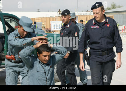 Polizia nazionale afgana treno in cerca ed apprensione le tecniche con Italiana Consulenti Carabineri dalla NATO Training Mission-Afghanistan presso la centrale di Training Center. Foto Stock