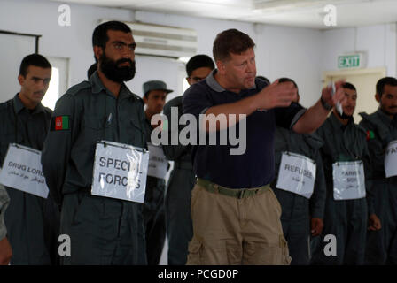 Centro di Formazione Regionale- Kandahar, provincia di Kandahar - Afghanistan poliziotti uniforme da oltre trenta distretti e sottostazioni ricevere counterinsurgency (moneta) formazione in Formazione regionale - Comando di Kandahar da una moneta mobile team di formazione Viaggia in Afghanistan meridionale. I poliziotti hanno ruolo delle forze e dei segmenti di popolazione per ricreare politici afgani storia dal pre-invasione sovietica ad oggi la moneta ambiente. Foto Stock