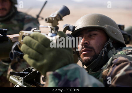 Un esercito nazionale afghano soldato luoghi in un SPG9 anti-serbatoio arma durante le armi di formazione presso il militare di Kabul, centro di formazione, Gen. 30, a Kabul, Afghanistan. Consulenti NTMA fornire orientamenti all'Esercito nazionale afgano istruttori che sono con il compito di condurre la maggior parte dei corsi di formazione per ana reclute. Foto Stock