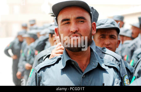 Afghanistan (Luglio 19, 2010) - La polizia nazionale afgana (ANP) reclute in coda per chow al reclutamento di formazione Center-Kandahar (RTC-K). Sin dal suo inizio nel 2004, RTC-K ha addestrato più di 17,747 volontari afgano per entrare a far parte della schiera di ANP. Stati Uniti Navy Foto Stock