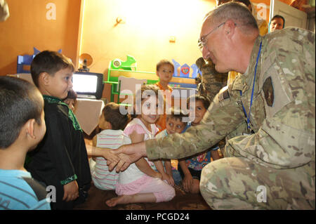 Il Mag. Gen. Fuller, prospective vice comandante per programmi di formazione NATO Mission-Afghanistan, tours la garderie struttura presso una delle donne afghane owned business a Kabul. Parti con le donne afghane di proprietà delle aziende è un iniziativa di coalizione per aumentare l'istruzione, la formazione e le opportunità di occupazione per le donne afghane. ( Foto Stock