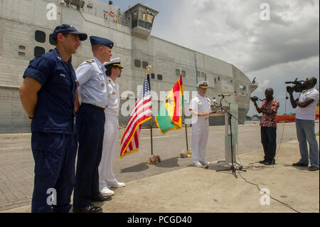 Il Ghana (11 aprile 2014) DEGLI STATI UNITI Coast Guard Lt. Jeffrey Deitel, a sinistra, in applicazione della legge il distacco officer in carica, U.S. Coast Guard Lt. La Cmdr. John Carter, African Maritime Legge Partnership officer in carica e il cap. Doug Casavant, servizio civile master dei militari Sealift giunto di comando ad alta velocità a nave USNS Spearhead (JHSV 1), guarda su come Stati Uniti Navy Capt. Marc Lederer, comandante della missione di Spearhead, dà un discorso durante la cerimonia di chiusura per African Maritime applicazione della legge il partenariato. La partnership è la fase operativa di Africa Partnership Station e riunisce Foto Stock