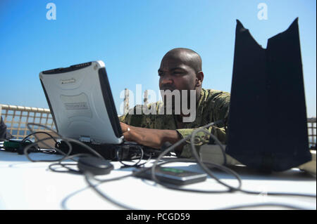 Chief Operations Specialist Dwayne Brown, da Brooklyn, N.Y., conduce Unmanned Aerial Vehicle Operations a bordo i militari Sealift il comando congiunto del ad alta velocità a nave USNS Spearhead (JHSV 1) Jan 26, 2015. Punta di diamante è su una distribuzione programmata per gli Stati Uniti Sesta flotta area di operazioni a sostegno della collaborazione internazionali di costruzione di capacità del programma di Partenariato Africa stazione. Foto Stock