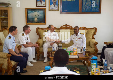 SEKONDI, Ghana (feb. 3, 2015) da sinistra a destra: ; Lt. La Cmdr. Walter Chubrick, la Cmdr. Robert Guerin, e Cmdr. Matteo Flemming, Africa Partnership stazione comandante della missione a bordo i militari Sealift il comando congiunto del ad alta velocità a nave USNS Spearhead (JHSV 1), incontro con la marina militare del Ghana Commodore figlioccio Zowonoo, Febbraio 3, 2015. Punta di diamante è su una distribuzione programmata per gli Stati Uniti Sesta flotta area di operazioni a sostegno della collaborazione internazionali di costruzione di capacità del programma di Partenariato Africa stazione. Foto Stock