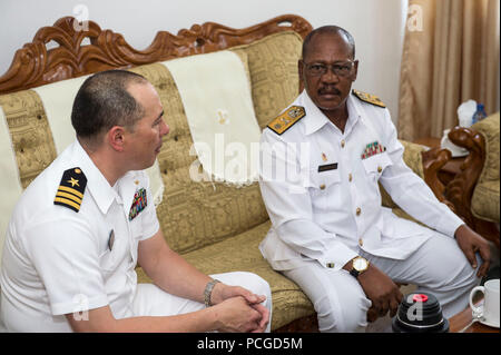 SEKONDI, Ghana (feb. 3, 2015) della Cmdr. Matteo Flemming, Virginia Beach, Va., sinistra, Africa Partnership stazione comandante della missione a bordo i militari Sealift il comando congiunto del ad alta velocità a nave USNS Spearhead (JHSV 1), parla con Marina ghanesi Commodore figlioccio Zowonoo Febbraio 3, 2015. Punta di diamante è su una distribuzione programmata per gli Stati Uniti Sesta flotta area di operazioni a sostegno della collaborazione internazionali di costruzione di capacità del programma di Partenariato Africa stazione. Foto Stock