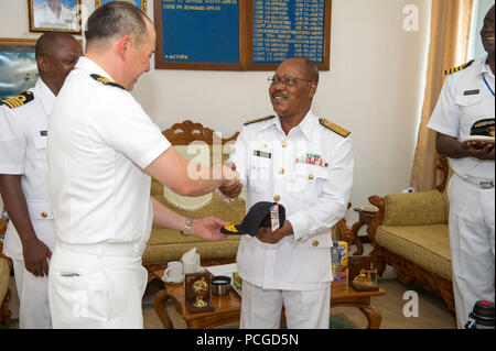 SEKONDI, Ghana (feb. 3, 2015) della Cmdr. Matteo Flemming, Virginia Beach, Va., sinistra, Africa Partnership stazione comandante della missione a bordo i militari Sealift il comando congiunto del ad alta velocità a nave USNS Spearhead JHSV (1), presenta un tappo a sfera alla Marina militare del Ghana Commodore figlioccio Zowonoo Febbraio 3, 2015. Punta di diamante è su una distribuzione programmata per gli Stati Uniti Sesta flotta area di operazioni a sostegno della collaborazione internazionali di costruzione di capacità del programma di Partenariato Africa stazione. Foto Stock