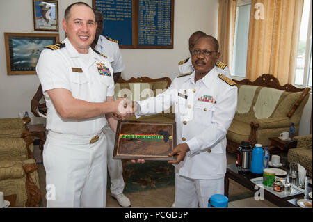 SEKONDI, Ghana (feb. 3, 2015) della Cmdr. Matteo Flemming, di Virginia Beach, Virginiaa, sinistra, Africa Partnership stazione comandante della missione a bordo i militari Sealift il comando congiunto del ad alta velocità a nave USNS Spearhead JHSV (1), presenta una placca alla marina militare del Ghana Commodore figlioccio Zowonoo Febbraio 3, 2015. Punta di diamante è su una distribuzione programmata per gli Stati Uniti Sesta flotta area di operazioni a sostegno della collaborazione internazionali di costruzione di capacità del programma di Partenariato Africa stazione. Foto Stock