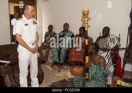 SEKONDI, Ghana (feb. 3, 2015) della Cmdr. Matteo Flemming di Virginia Beach, Virginia, sinistra, Africa Partnership stazione comandante della missione a bordo i militari Sealift il comando congiunto del ad alta velocità a nave USNS Spearhead (JHSV 1), parla con un ghanese locale capo tribù Febbraio 3, 2015. Punta di diamante è su una distribuzione programmata per gli Stati Uniti Sesta flotta area di operazioni a sostegno della collaborazione internazionali di costruzione di capacità del programma di Partenariato Africa stazione. Foto Stock