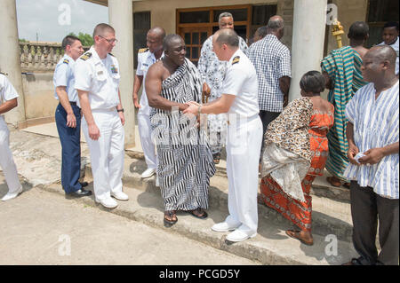 SEKONDI, Ghana (feb. 3, 2015) della Cmdr. Matteo Flemming di Virginia Beach, Virginia, centro-destra, Africa Partnership stazione comandante della missione a bordo i militari Sealift il comando congiunto del ad alta velocità a nave USNS Spearhead (JHSV 1), scuote le mani con un ghanese locale capo tribù, di centro-sinistra, Febbraio 3, 2015. Punta di diamante è su una distribuzione programmata per gli Stati Uniti Sesta flotta area di operazioni a sostegno della collaborazione internazionali di costruzione di capacità del programma di Partenariato Africa stazione. Foto Stock