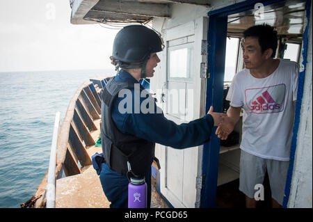 Oceano atlantico (feb. 8, 2015) Petty Officer 2a classe Kassie Morales, da Houma, La., imbarcato a bordo i militari Sealift il comando congiunto del ad alta velocità a nave USNS Spearhead (JHSV 1), parla con il capitano di un peschereccio durante una visita, scheda, ricerca e sequestro di Febbraio 8, 2015. Punta di diamante è su una distribuzione programmata per gli Stati Uniti Sesta flotta area di operazioni a sostegno della collaborazione internazionali di costruzione di capacità del programma di Partenariato Africa stazione. Foto Stock