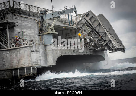 Oceano atlantico (feb. 23, 2015) Il Sealift militare il comando congiunto del ad alta velocità a nave USNS Spearhead (JHSV 1) pattuglie il oceano Atlantico come parte dell Africa diritto marittimo di partenariato di esecuzione dal 23 febbraio, 2015. Punta di diamante è su una distribuzione programmata per gli Stati Uniti Sesta flotta area di operazioni a sostegno della collaborazione internazionali di costruzione di capacità del programma di Partenariato Africa stazione. Foto Stock