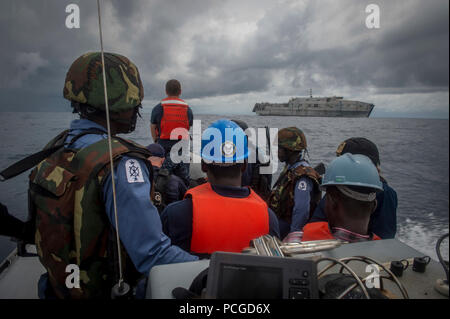 Oceano atlantico (feb. 23, 2015) marinai, Costa guardie e avviato in Ghana forze militari approccio la Sealift militare il comando congiunto del ad alta velocità a nave USNS Spearhead (JHSV 1) durante l'Africa diritto marittimo di partenariato di esecuzione dal 23 febbraio, 2015. Punta di diamante è su una distribuzione programmata per gli Stati Uniti Sesta flotta area di operazioni a sostegno della collaborazione internazionali di costruzione di capacità del programma di Partenariato Africa stazione. Foto Stock