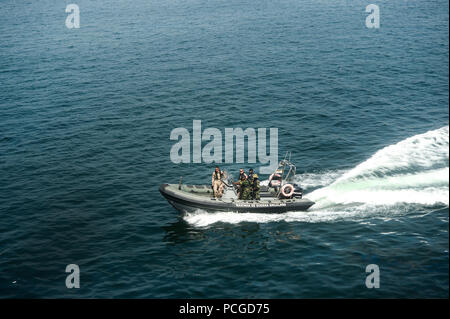 LUANDA, Angola (6 marzo 2015) DEGLI STATI UNITI I marinai imbarcati a bordo i militari Sealift giunto di comando ad alta velocità a nave USNS Spearhead (JHSV 1) e spagnolo marines, lavorando fianco a fianco con personale militare angolano che, condurre piccole operazioni in barca nel porto di Luanda, in Angola. Punta di diamante è su una distribuzione programmata per gli Stati Uniti Sesta flotta area di responsabilità a sostegno della collaborazione internazionali di costruzione di capacità del programma di Partenariato Africa stazione. Foto Stock