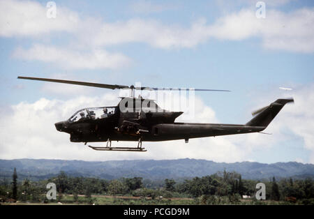 Una vista laterale sinistra di un esercito di Hawaii National Guard AH-1 Cobra elicottero in volo durante l'esercizio opportuno viaggio 85-3. Foto Stock