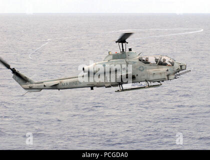 Un U.S. Marine Corps AH-1W Super Cobra vola sopra l'Oceano Pacifico ott. 17, 2008, avvicinando il ponte di volo di Tarawa-class assault nave USS Peleliu (LHA 5). Peleliu è distribuito negli Stati Uniti 7 flotta area di responsabilità. Foto Stock