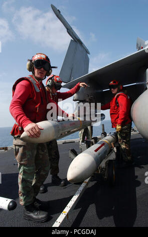 Il mare a bordo della USS John C. Stennis (CVN 74), Marzo 3, 2002 - STATI UNITI Marine gestori inesplosi caricare un obiettivo-7 'Sparrow' missili su di un F/A-18 Hornet "' strike fighter assegnato al 'Cavalieri Neri' di Marine Fighter Attack Squadron tre uno quattro (VMFA-314). John C. Stennis e Carrier aria Wing nove (CVW-9) sono in conduzione delle missioni di combattimento su Afghanistan a sostegno dell'Operazione Enduring Freedom. Stati Uniti Navy Foto Stock