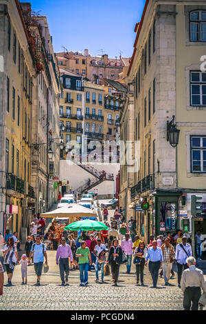 Lisbona, Portogallo. Clacada do Carmo vista da Praca de Rossio. Le scale portano al quartiere di Bairro alto. Foto Stock