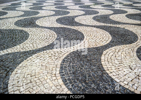 Lisbona, Portgugal. Splendido e iconico motivo in ciottoli su Praga Dom Pedro IV (Rossio). Foto Stock