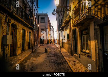 Lisbona. Una strada nel Bairro Alto di notte. Foto Stock