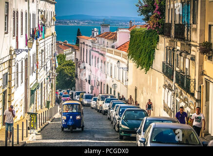 Lisbona. Un tuk-tuk della prima generazione di salita in Graça. Foto Stock