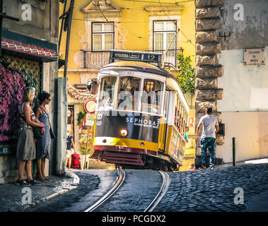 Lisbona, Portogallo. Tram 12 che sale fino a Travessa do Acogue nel quartiere Grac. Foto Stock