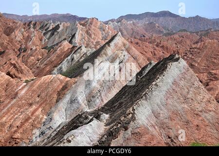 Il pittoresco paesaggio di montagne Arcobaleno a Zhangye Danxia geoparco nazionale, provincia di Gansu, Cina. Foto Stock