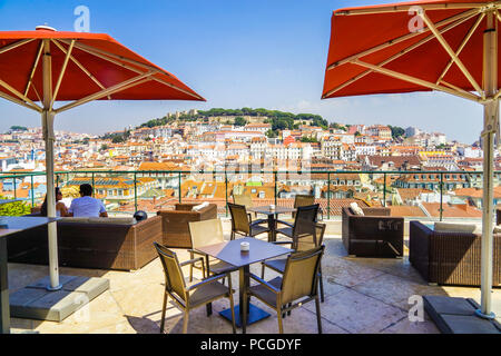 Lisbona, Portogallo. Terrazza soleggiata sulla cima di un hotel Chiado con splendida vista sul castello e sulla città. Foto Stock