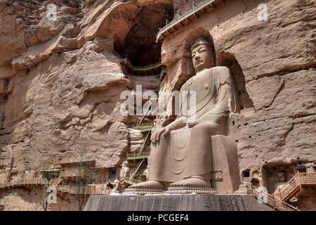 LANZHOU, provincia di Gansu, Cina - circa nel maggio 2017: Statua del Buddha a Bingling tempio nella grotta (patrimonio mondiale dell'UNESCO). Foto Stock