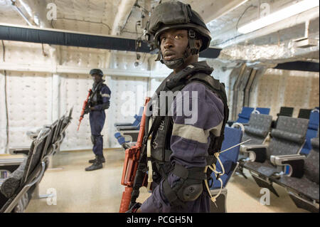 Oceano atlantico (25 aprile 2015) i membri dell'esercito senegalese partecipare a una visita, scheda, ricerca e sequestro praticare a bordo i militari Sealift il comando congiunto del ad alta velocità a nave USNS Spearhead (JHSV 1) a sostegno di esercizio Saharan Express 2015, 25 aprile. Saharan Express è un U.S. Africa Command-sponsorizzato multinazionale esercizio marittimo progettato per aumentare la sicurezza marittima e la protezione delle acque dell'Africa occidentale. Foto Stock