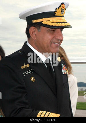 Il Jacksonville, Florida (GEN. 19, 2007) - Comandante, Navy regione sudest del file adml posteriore. Contrassegnare Boensel saluta il Pakistan il capo del personale navale, ADM. Muhammad Afzal Tahir Tahir durante la visita alla Naval Air Station Jacksonville. Marina militare pakistano le navi operano come parte della produzione combinata di Task Force (CTF) 150, eseguire le operazioni di sicurezza marittima (MSO) nel Golfo di Aden, Golfo di Oman, il Mare Arabico, il Mar Rosso e l'Oceano Indiano. Stati Uniti Navy Foto Stock