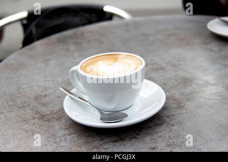 Bella e calda mocca cappuccino cappuccino caffè a tagliare poco caffe posto Foto Stock