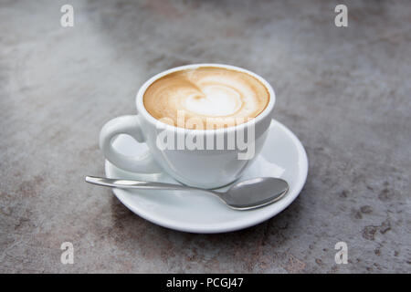 Bella e calda mocca cappuccino cappuccino al caffè per la prima colazione con servizio a buffet Foto Stock